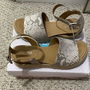 Soda sandals size 10 beige python